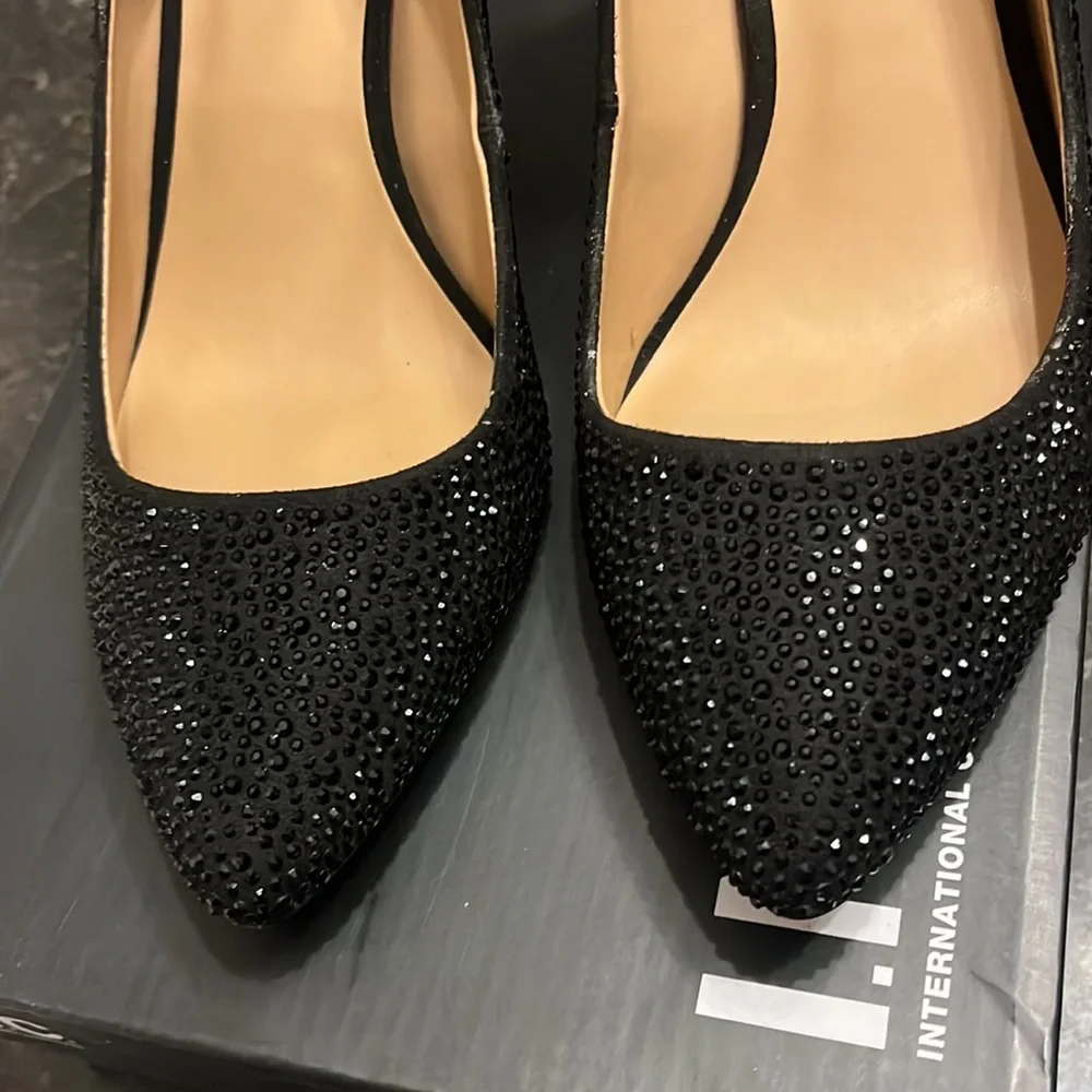 NIB INC Zitah3blk black sparkly pointed toe witchy heels. Size 8